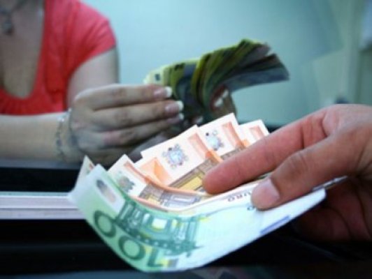 Cursul a scăzut la 4,3535 lei/euro